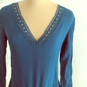 V-Neck long sleeve shirt